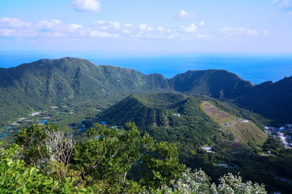 大凸部から見下ろす青ヶ島の二重カルデラと中央の丸山