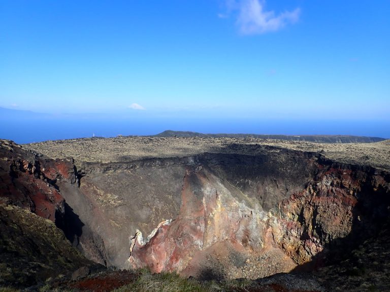 伊豆大島 三原山の火口