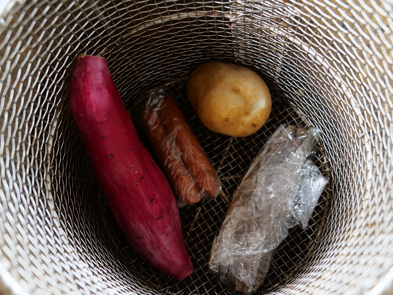 青ヶ島の地熱釜で蒸す食材