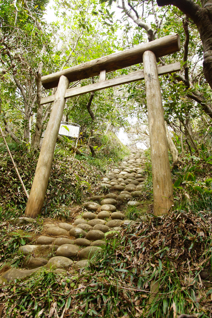 八丈富士の登山道に続く丸石の石段と浅間神社の鳥居