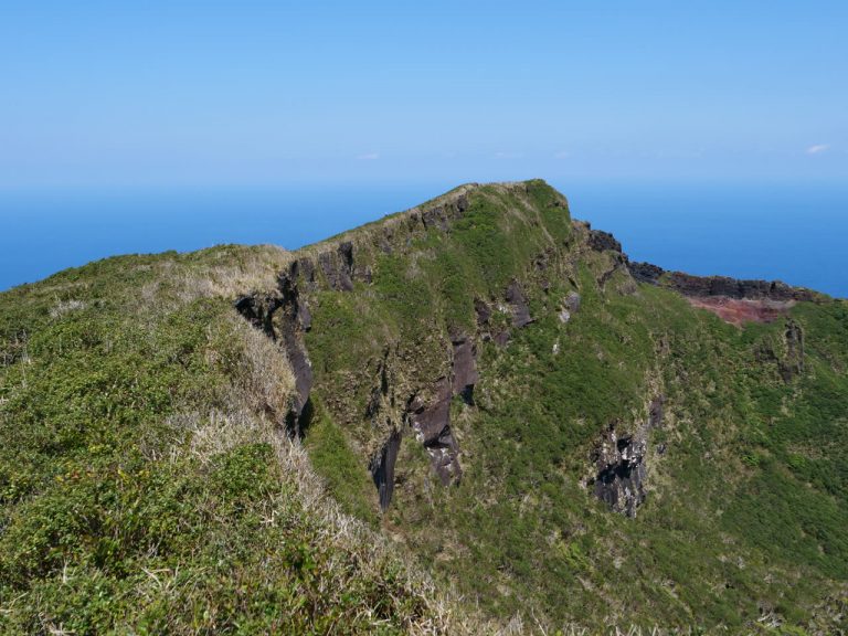 八丈富士 お鉢めぐりの稜線と太平洋