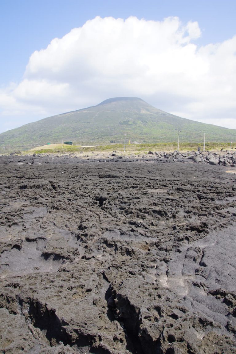八丈島 溶岩地帯と八丈富士