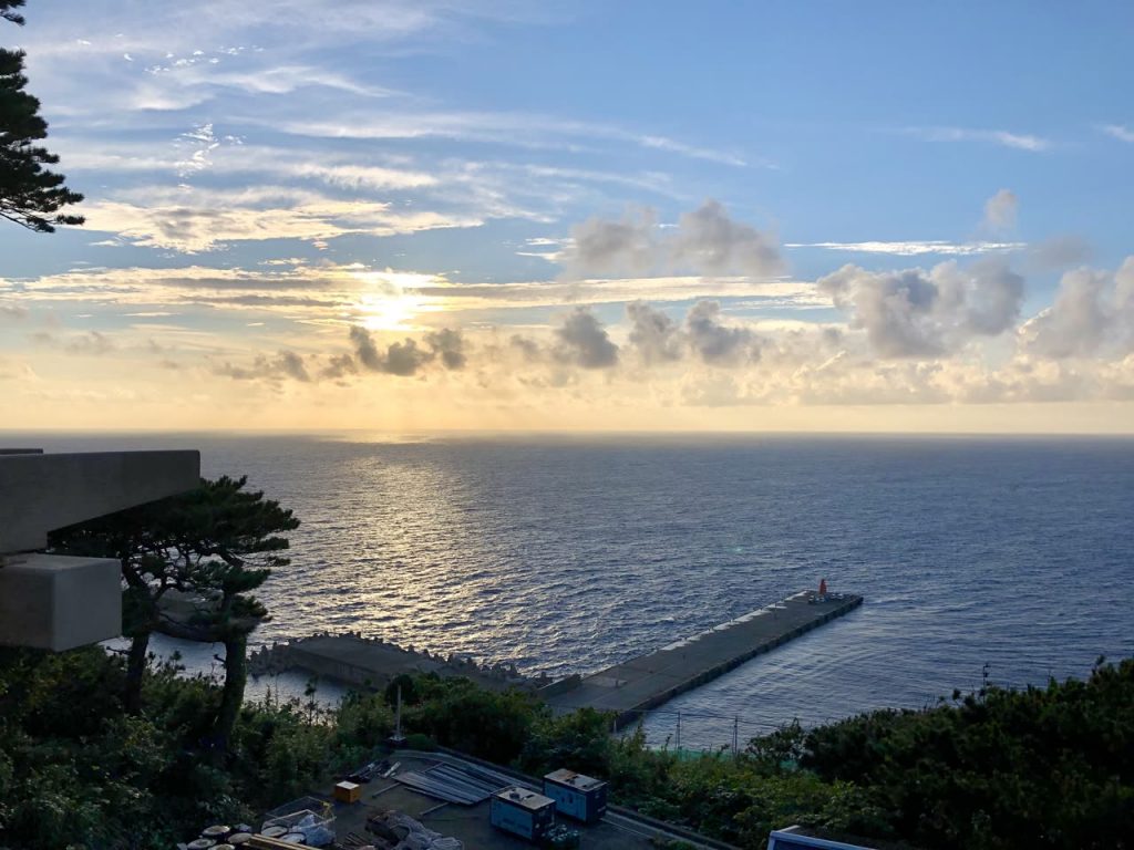 夕暮れの御蔵島港。外洋へ突き出した突堤が1本だけ伸びている