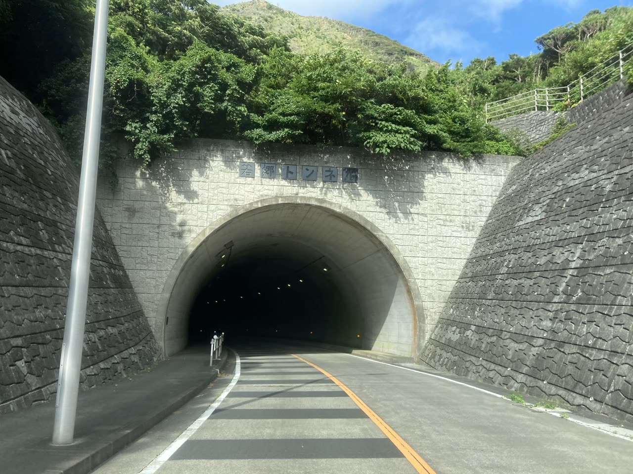 新島のコーガ石のトンネル