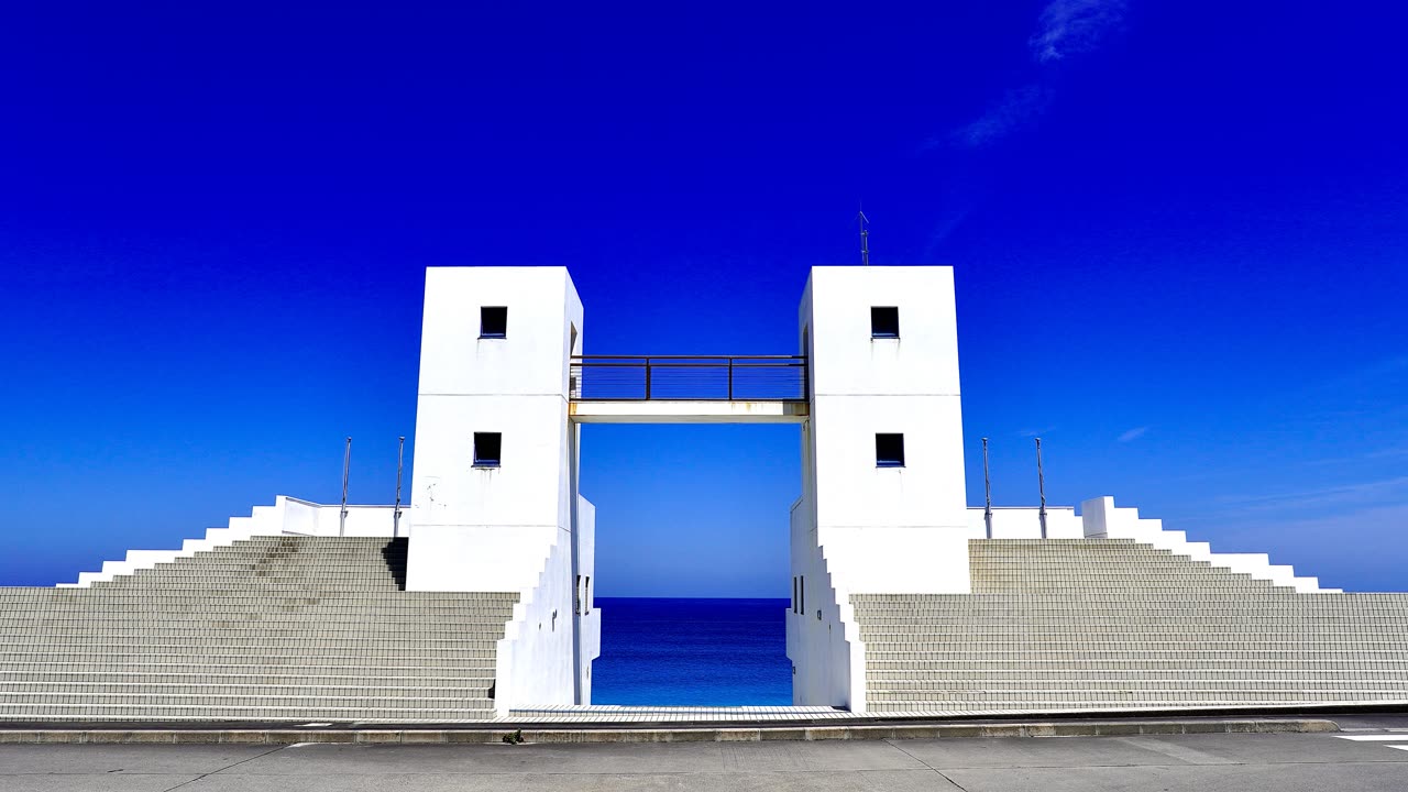 新島 羽伏浦海岸の白い門