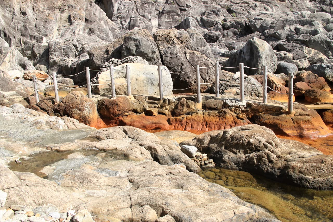 式根島 地鉈温泉の赤い岩