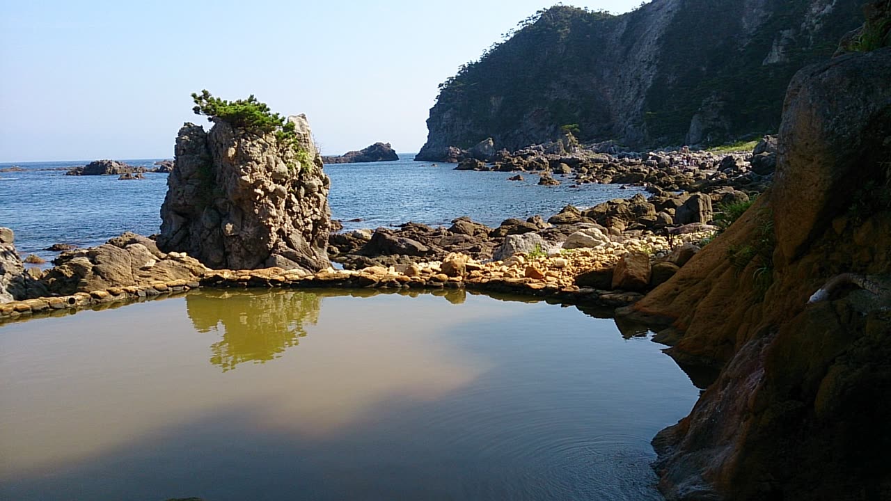 式根島 海辺の露天温泉と入り江