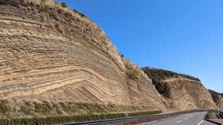 伊豆大島の地層大切断面。島一周道路の脇に続く縞模様の崖