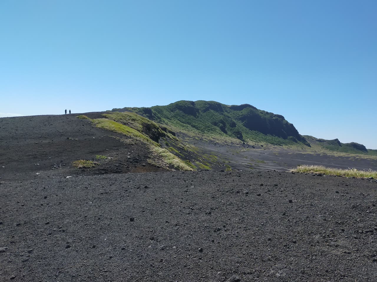 伊豆大島 裏砂漠の黒いスコリアの大地と緑の外輪山