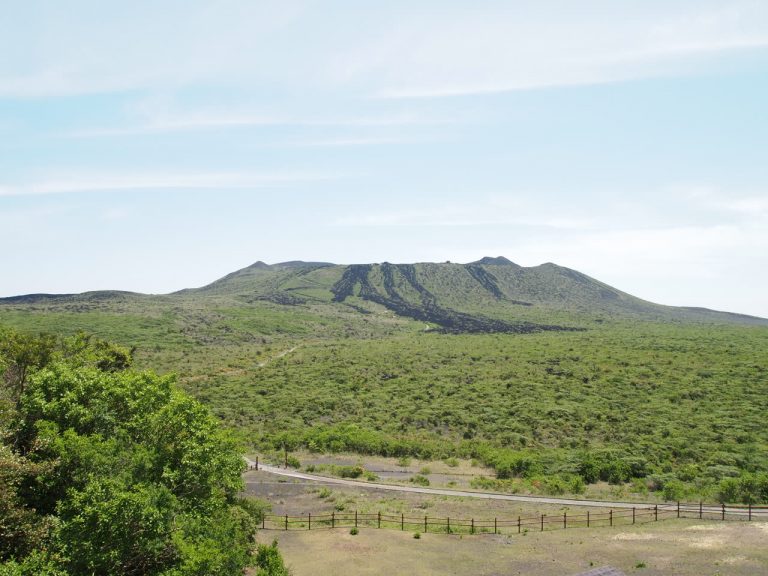 伊豆大島 三原山の全景