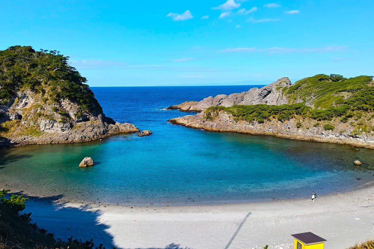 式根島の入り江ビーチ