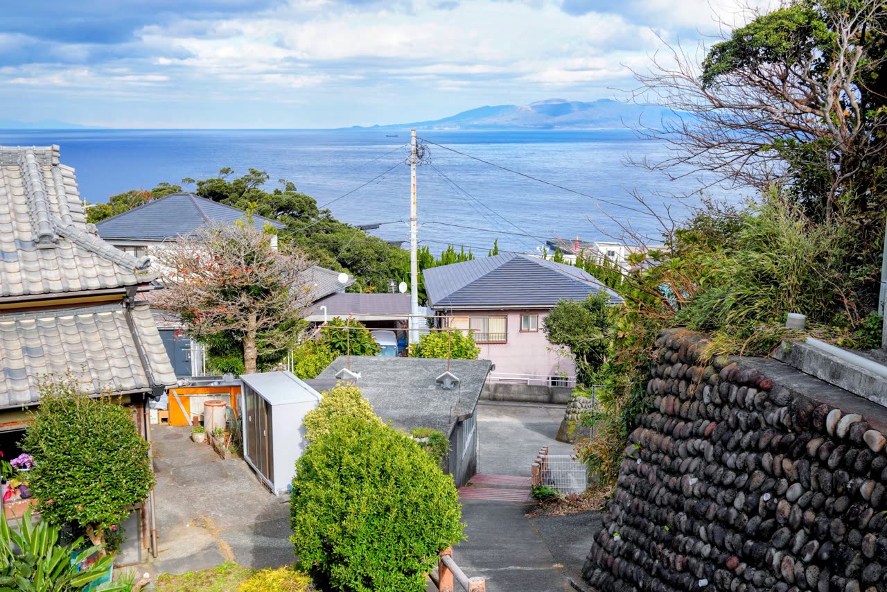利島の集落と海