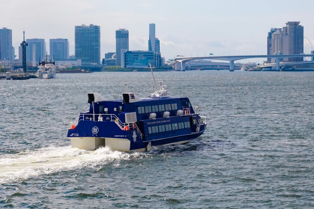 東京湾を航行する高速ジェット船セブンアイランド