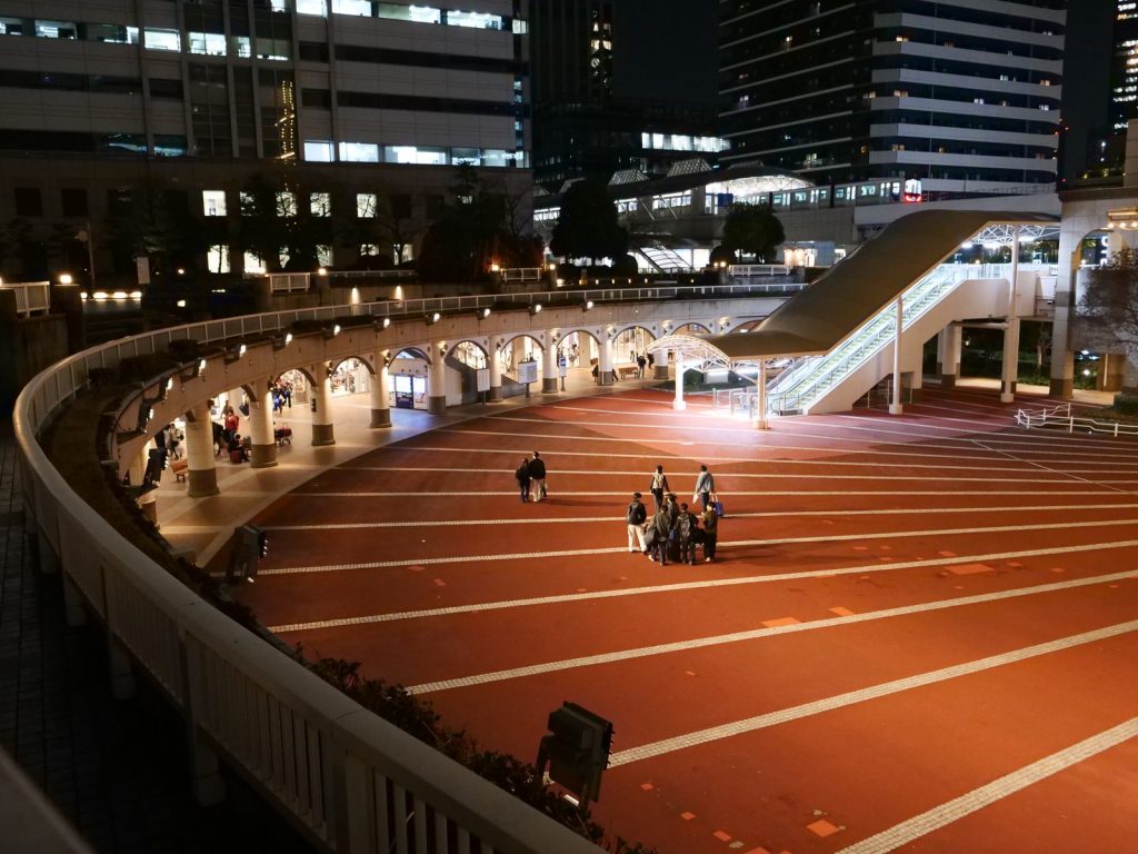 夜の竹芝客船ターミナル前の広場。出航を待つ旅行者たち